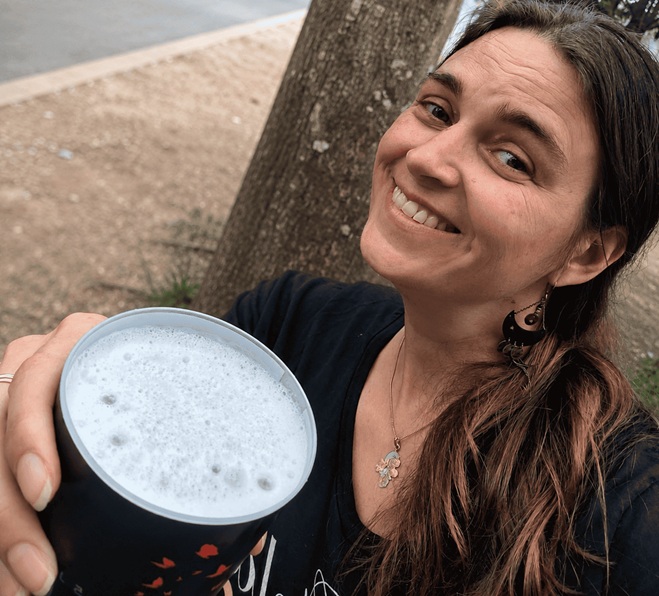 Cathy souriante avec une pinte de bière aux Eurockéennes de Belfort