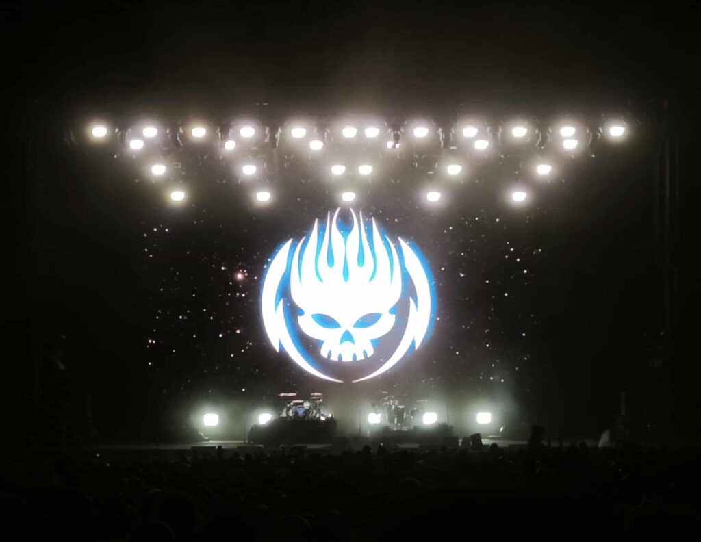 Scène des Eurockéennes avec le logo de The Offspring pendant le concert